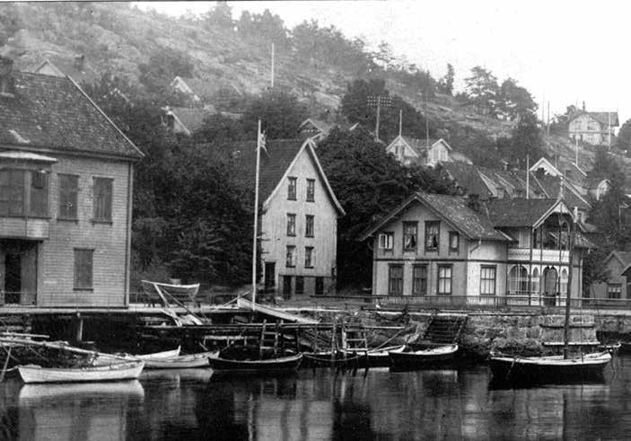 Jørnsegården fotografert ca. 1915. Til venstre på bildet ser vi en del av Tollboden fra 1856. Bygningen i midten er Jørnsegården. Det var en fin gård fra 1700-tallet som dessverre ble ødelagt i brann.