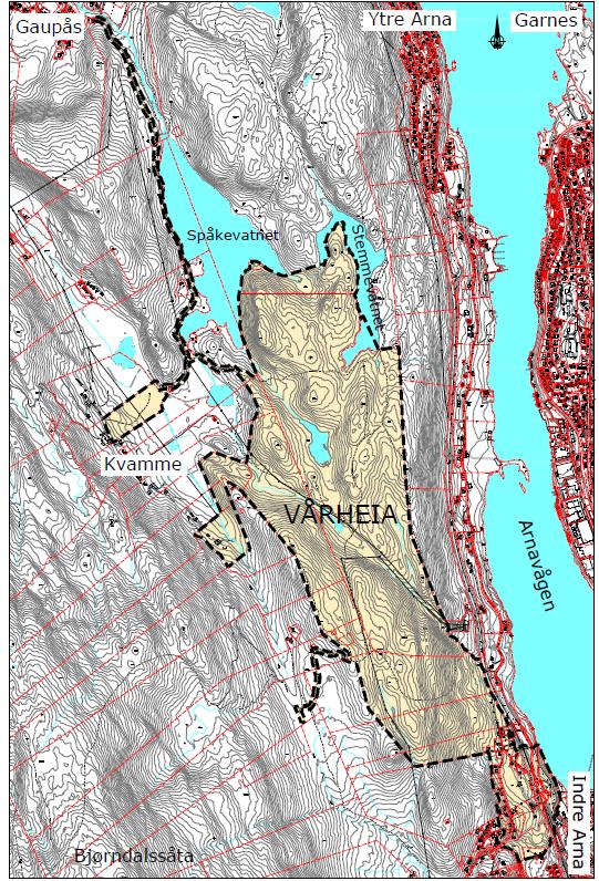 Planområdet ligger i Arna bydel, vest for hovedvei E16 mellom Indre og Ytre Arna. Vårheia har vært vist som boligområde B47 i kommuneplanens arealdel i de to siste planperiodene.