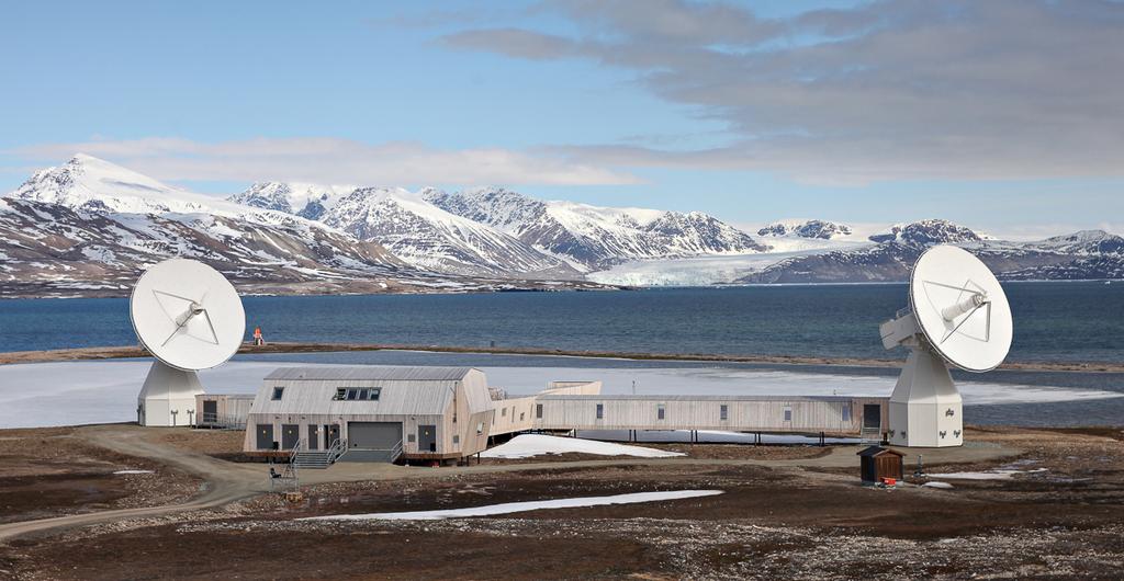 Geodetisk observatorie i Ny-Ålesund på Svalbard 1. Observatoriet ble åpnet i sommer. 2. Dataene viktige i arbeidet med referanserammer og det globale arbeidet med å overvåke jordkloden. 3.