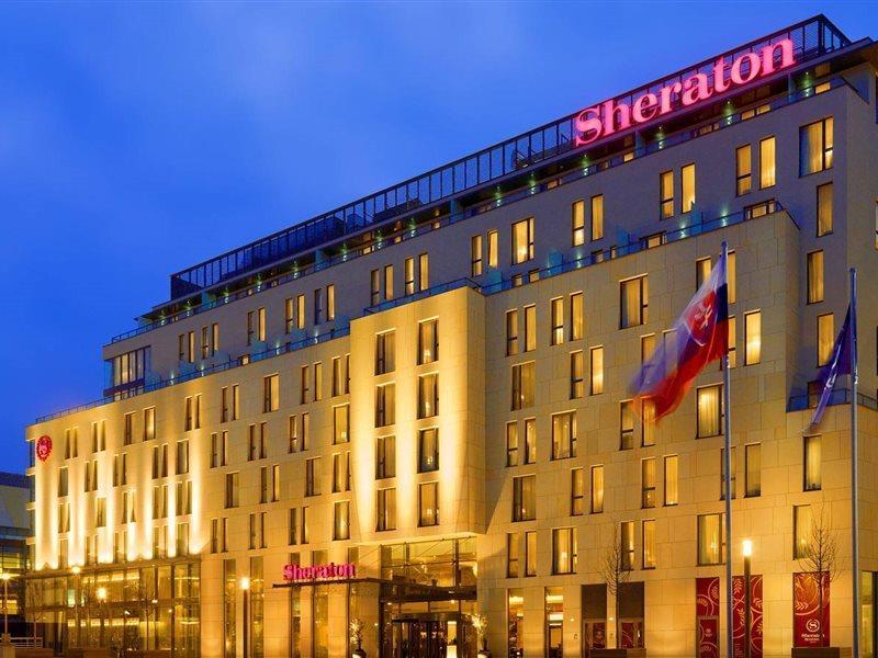 VÅRE HOTELLER: Sheraton Bratislava Hotel***** Pribinova 12, Bratislava Dette 5 - stjerners hotellet er bygget i Eurovea