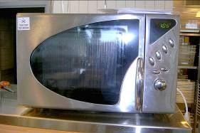 MIKROBØLGEOVN 3. Tørkepapir 1. Fjern alle løse deler inni ovnen. 2. Vask alle løse deler i maskin eller i vaskekum. 3. Vask med såpevann inni og utenpå ovnen. 4.