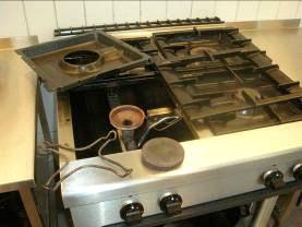 GASSKOMFYR Ovnsrens 3. Oppvaskmaskin 1. Slå av gassblussene på koketoppen. 2. Vask med godt såpevann på alle løse deler. Skyll delene godt med rent vann. 3. Varm opp ovnen til ca. 50 o C.