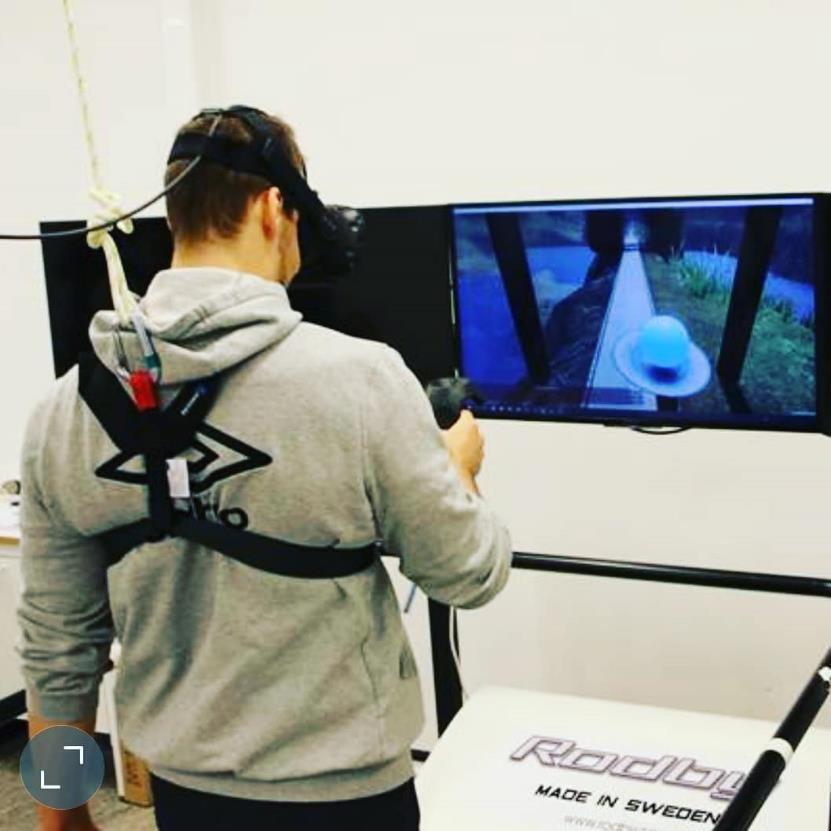 Kobling teknologi og helse: motiverende gange ved hjelp av VRbriller Studentprosjekt, Motiverende Gange, med fysioterapi- og ingeniørstudenter Utviklet VR-spill til bruk for