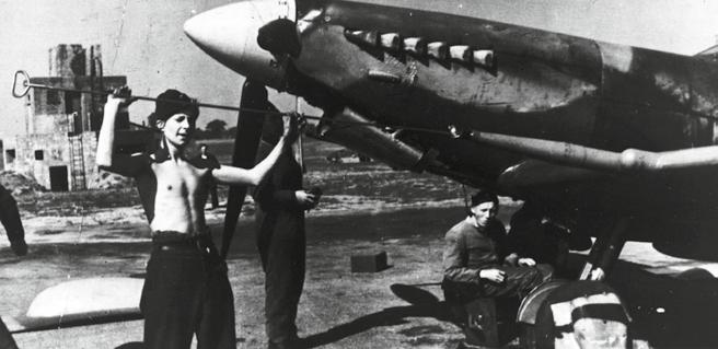 Våre Spitfire-fly hadde ikke lengre rekkevidde enn at vi kunne eskortere dem til og fra tyskegrensen. Jeg husker særlig amerikanernes angrep på kulelagerfabrikkene i egensburg.