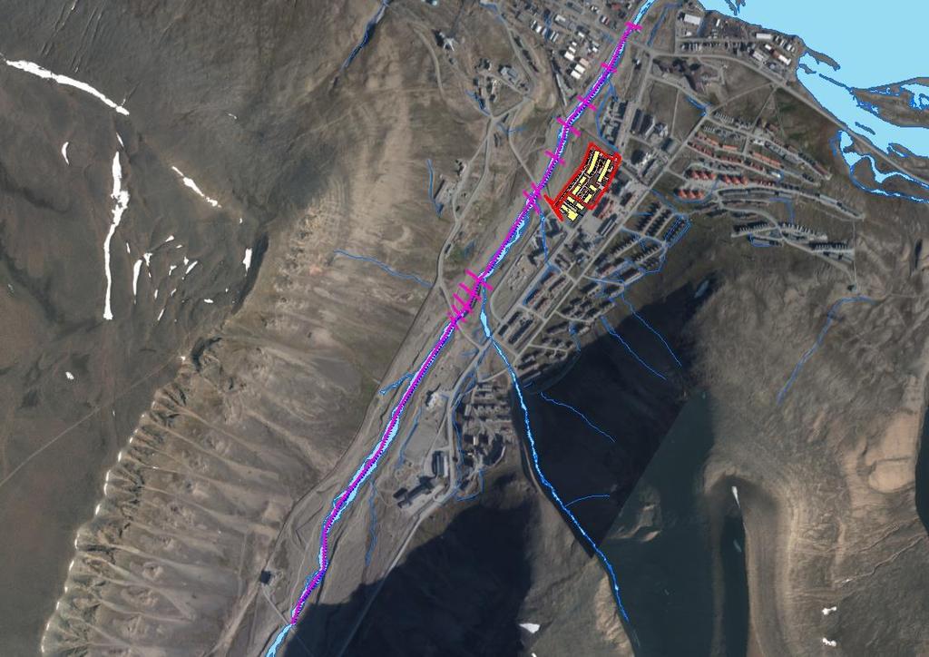 Longyearelva Plan til høring. Godkjenning av plan med tanke på gjennomføring med bistand fra NVE». Modellen starter i utløpet til sjø ved Longyearbyen sentrum, «Sjøskrenten», og strekker seg ca.