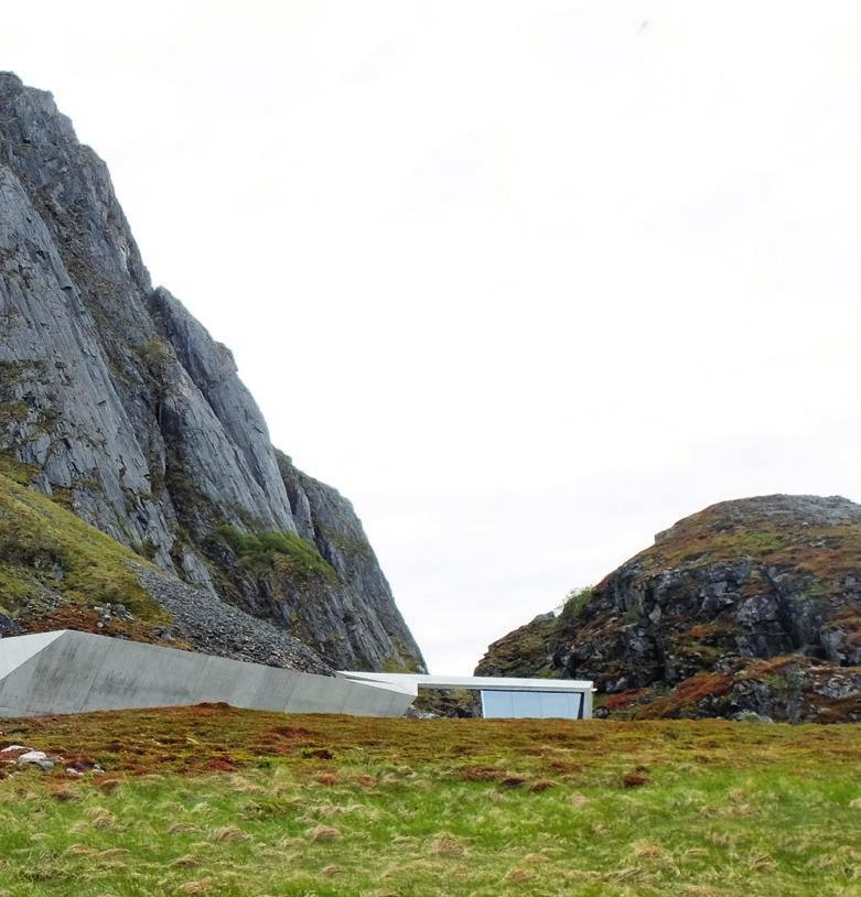 Parkeringen med rasteplass i den ene enden og servicebygg i den andre Da vi kom til tomten først gang, ble vi slått av stedets skjønnhet og mangfold; et dramatisk landskap der storhavet møter kysten