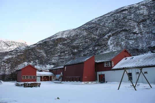 2. Skulane i Lærdal 2017-2018 2.1. Borgund skule Borgund skule er ein todelt barneskule med 23 elevar skuleåret 2017-2018. Skulens SFO-tilbod er lagt til barnehagen.