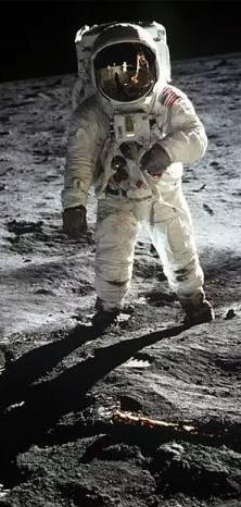 trinn til en ukes EKSPERI- MENTKLUBB. Denne sommeren er det 50 år siden noen modige astronauter reiste til månen!