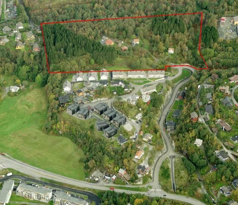 Planområdet ligger nord for Steinsvikvegen med adkomst fra denne, og vil få gangavstand til det fremtidig bybanestoppet på Fagerheim, Råstøl.