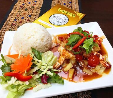 PHAD NAMMAKAM ผ ดน ามะขาม 239kr And tilberedt på en seng av fritert nudler, chili og tamarind-saus.