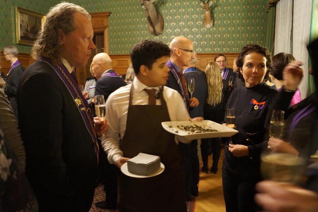 Bailli Regional Roar Hildonen, Maitre Rotisseur Marius Benum Jenssen, Chef de Table Joachim Andersen og deres team hadde invitert til en «HISTORISK MENY», hvor omgivelsene ikke kunne passet bedre enn