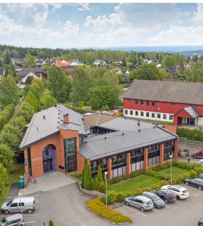 100 % av aksjene i Briskeby Eiendom 1 AS. Dette selskapet eier Fredvang Alle 10 i Hamar kommune. Dette er kontorarealene knyttet til Briskeby stadion på vel 5100 m 2 samt et parkeringsanlegg.