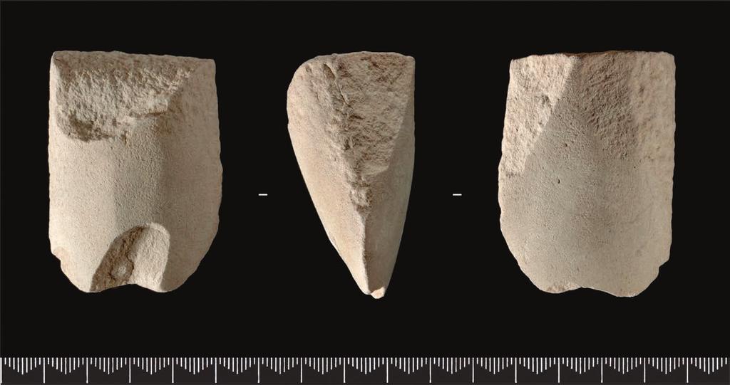 8. sundsaasen 1 173 Figur 8.11. Funn fra Sundsaasen 1: eggen av en trinnøks. Foto: Ellen C. Holte, KHM. Figure 8.11. Find from Sundsaasen 1: the edge of a pecked round-butted stone axe.