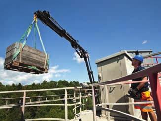 Hiab XS 544 Tiden er knapp. Helt ute på tuppen av armen er det en skjør last som skal løftes 30 meter opp i luften og langsomt senkes ned på toppen av en betongsilo.