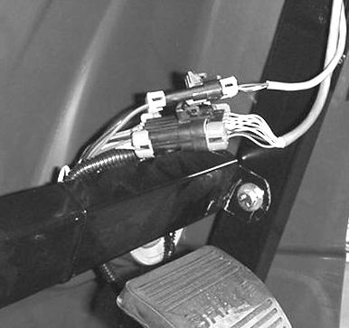 7. Koble Spray Pro-ledningskoblingspunktene til ledningskoblingspunktene under dashbordet (fig. 5). 3. Hvis oljenivået er lavt, fjerner du tanklokket fra ventildekslet (fig.