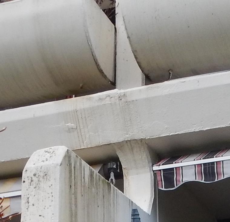 Bilde 2. Bilde er tatt av dekkeforkant på terrasse. Her vises en betongavskalling(delaminering) hvor et korrodert armeringsjern har presset ut betongen.