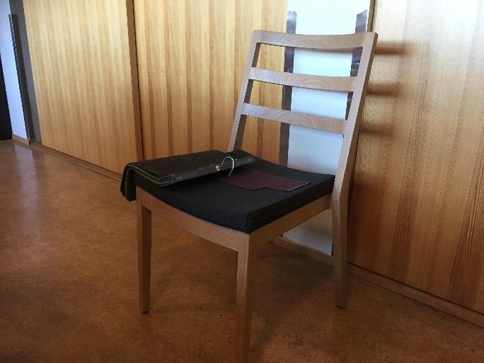 MR 41/18 NYE STOLER TIL KIRKESALEN VEDTAK Hånes menighetsråd har besluttet å velge stol fra Inventum i eik med slitesterk tekstil i ull, farge Crisp 4721 Gabriel.