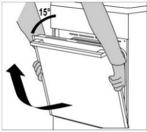 15 (i forhold til lukket dør-posisjon), lukker du døra litt og trekker den ut av begge hengslene.