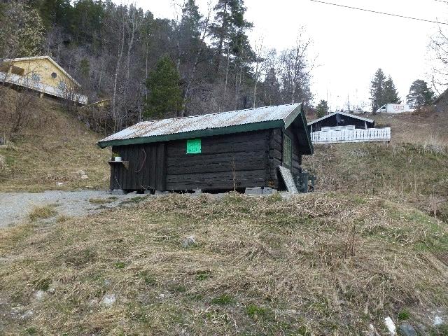 Konstruksjon En enkel beskrivelse av byggverkets konstruksjon og oppbygning. Bygning generelt: Bolig oppført i 1980 med underetasje og i skrånede tomt.