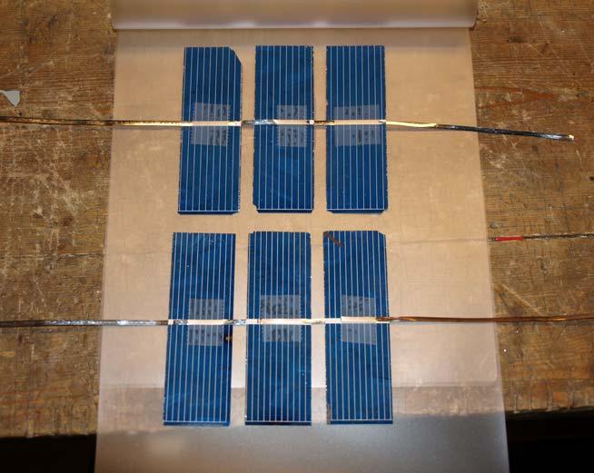 5. Legg solcellene inn mellom plastlaminatet som vist på figuren til høyre.