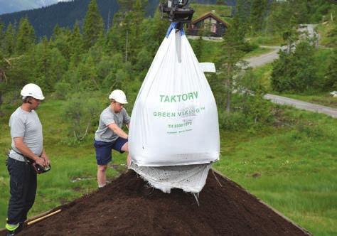 TIPS OG RÅD GUIDE TIL STERKE OG SUNNE TORVTAK SPAR TID OG ARBEID Start på mønet, og la sekken henge i kranen ca 50 cm over taket. Snitt sekken opp i bunnen og grovplaner deretter til riktig tykkelse.