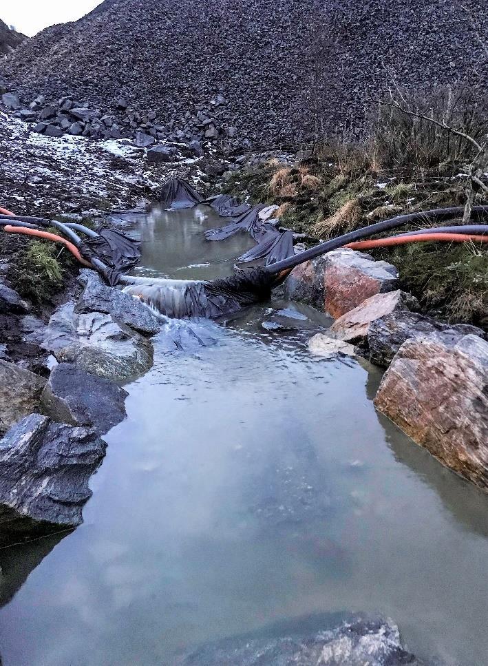 NEDENFOR ANLEGGSOMRÅDET Det ble tatt månedlige vannprøver i utløpet av oppsamlingsbassenget i dalføret der steinmassene fylles ut (figur 4).