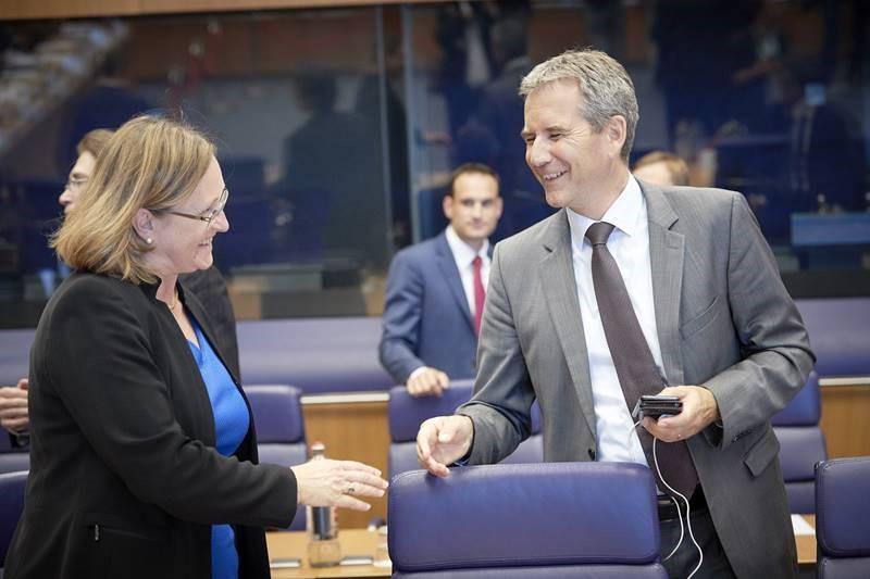 ECOFIN-formann Hartwig Löger og den slovenske finansministeren Mateja Vranicar Erman, under et Eurogruppen-møte tidligere i år.
