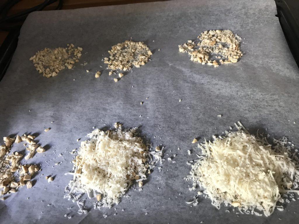 (6 parmesanchips) 0,5 dl cashewnøtter, finhakket ca 3 dl finrevet parmesanost Slik gjør du: Sett ovnen på 180 grader, vanlig over- og undervarme. Kle et stekebrett med bakepapir.