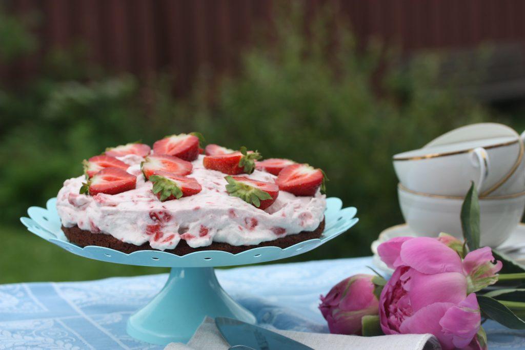 Sukkerfri sjokoladekake med jordbærkrem (og Natreen) ANNONSE Det er sommer!
