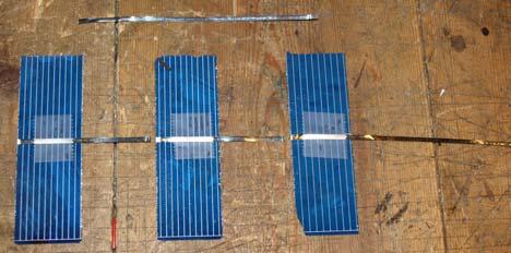 3. Bruk litt tape og fest koblingsbåndene til forsiden av solcellene som vist på bildet til høyre.