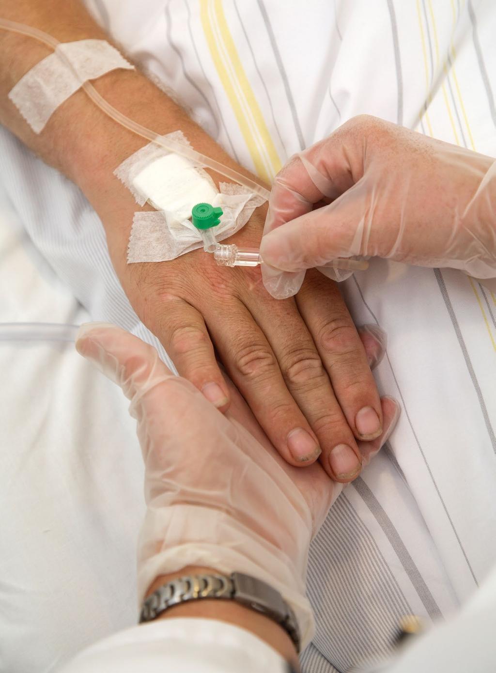 Perifert venekateter (PVK) En sykepleier setter inn et perifert venekateter (PVK) på handa til Lars Åge. Et PVK er en tynn plastslange som settes inn i en blodåre.