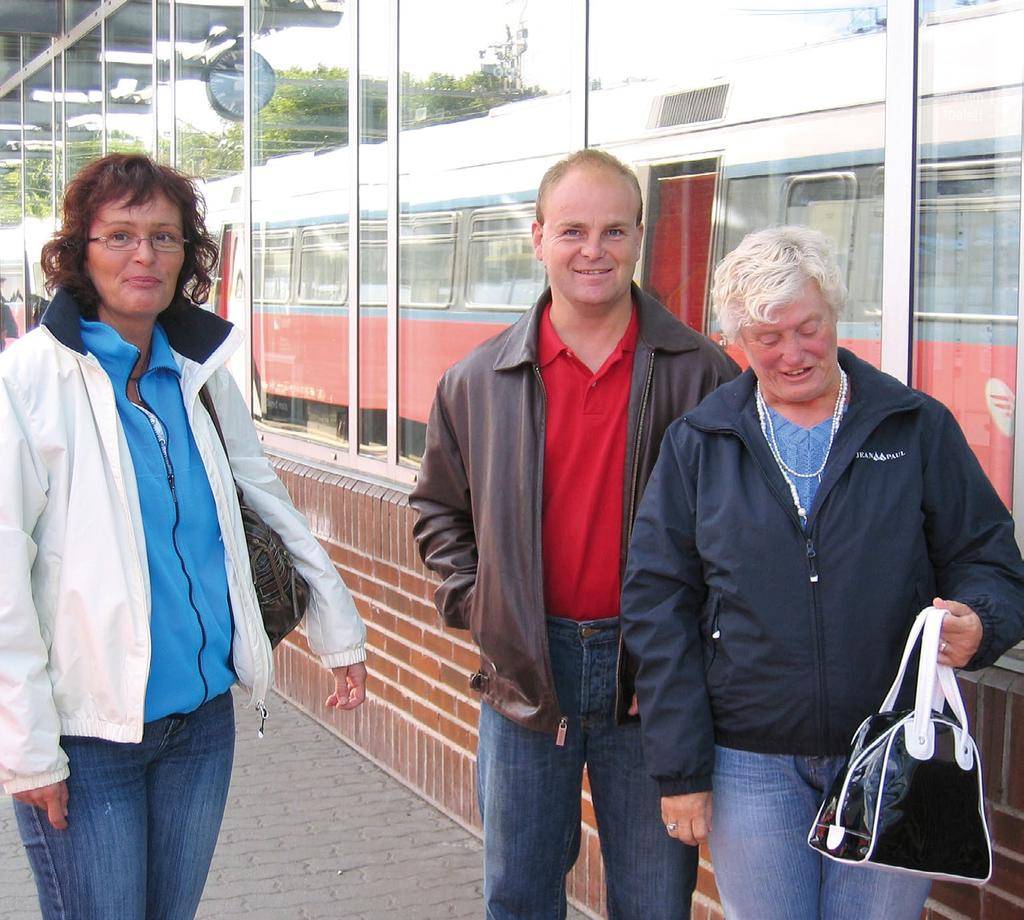 Hjem fra sykehuset Så reiser Lars Åge hjem fra sykehuset. Legen har sagt at Lars Åge fortsatt er syk. De har funnet ut at kreften også er andre steder i kroppen hans.