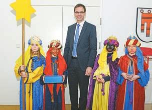 Fall. In Bludenz besuchten Pfarrer und Bürgermeister, begleitet von Mitarbeiter/innen des Pfarrbüros, als Heilige Drei Könige die Bewohner/innen des Seniorenheimes.