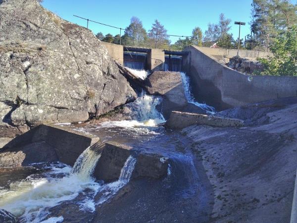 1 INNLEDNING 1.1 Om søkeren Jernes Mineraliemølle AS er innehaver av de privatrettslige forhold knyttet til utnyttelse av Leiavasselva-vassdraget (018.1Z) i Risør kommune.