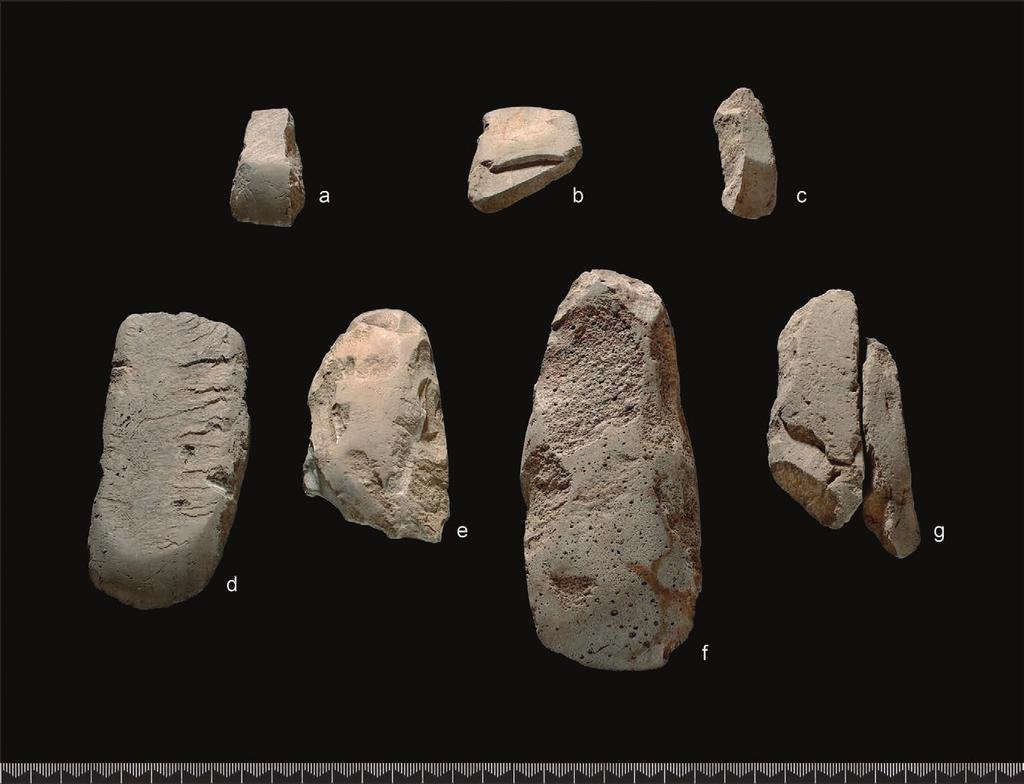 144 vestfoldbaneprosjektet. bind 2 Figur 7.10. Hele bergartsøkser og større fragmenter av slike. Stykkene som er klassifisert som firesidige og tidligneolittiske (a d, g), ble funnet ca. 31 moh.