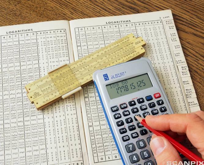 Logaritmetabeller ble brukt i norsk skole fram til 1970-tallet. Da overtok kalkulatoren. Spør noen voksne du kjenner om de husker logaritmetabellene. Kanskje noen har en gammel tabell liggende?