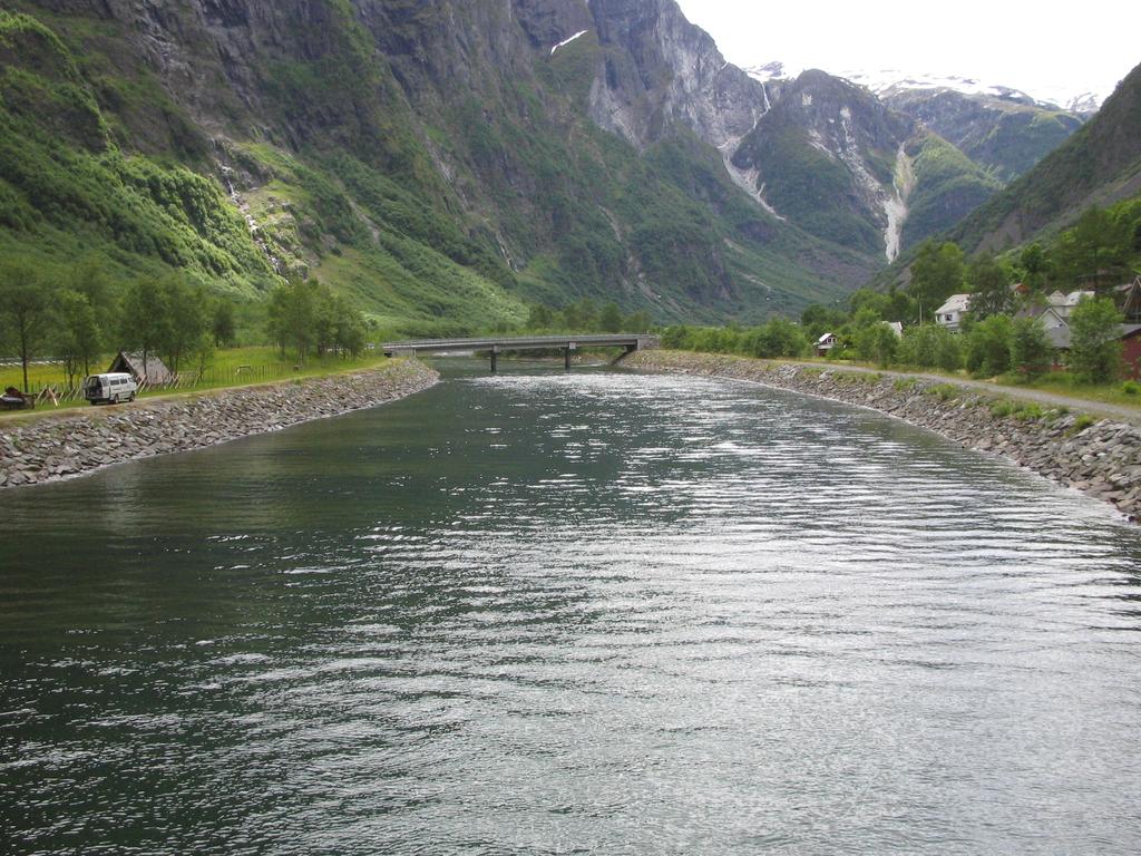 Bilete: Nærøydalselvi er eit nasjonalt laksevassdrag. Elvi fekk miljømålet «mindre strengt miljømål» gjennom den sentrale godkjenninga av vassforvaltningsplanen (foto: Merete Farstad). 5.