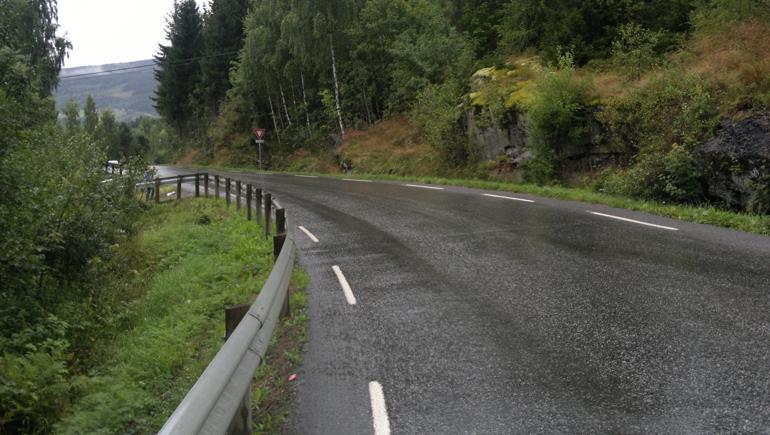 400m sør for krysset med Kastrudvegen opphører fartsgrensen på 50km/t. Videre fartsgrense er da 60km/t. 100-300m sør for krysset mot Kastrudvegen gjør Jørstadmovegen to krappe svinger.