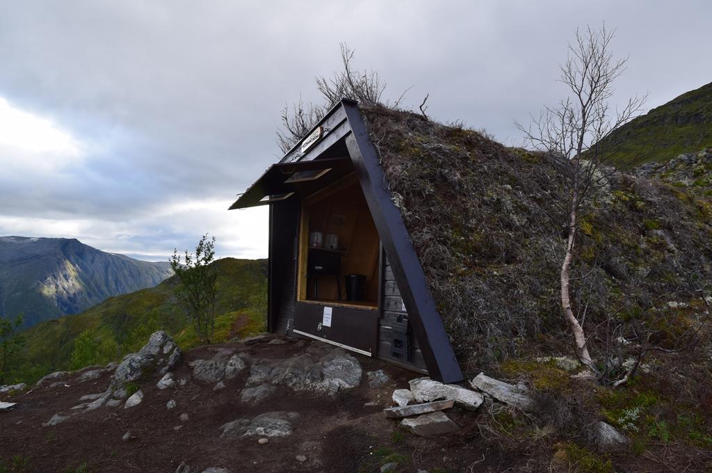 mindre innbydande ut. Det vert søkt om å få sette opp ein platting av terrassebord for å få ein reinare og finare uteplass.