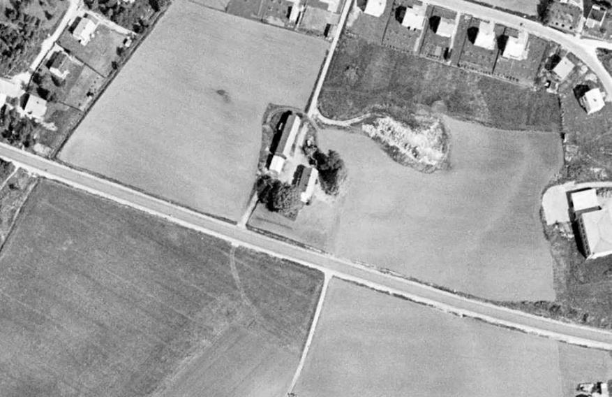 Figur 9-13: Solheim gård slik den så ut fra luften i 1963. (kilde: Norge i bilder).