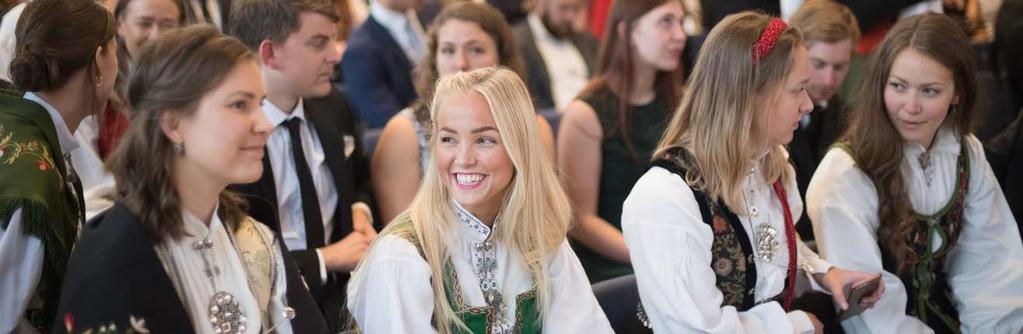 Uteksaminerte studenter (kandidater) Foto: Tor Brødreskift, masterseremonien 2018 Videre presenteres kandidatproduksjonen til det enkelte program.