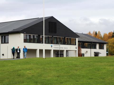 EIDSVOLL VIDEREGÅENDE SKOLE INFORMASJON OM SKOLEN Eidsvoll tilbyr utdanningsprogrammene Idrettsfag, Studiespesialisering, Påbygging til generell studiekompetanse, Bygg- og anleggsteknikk, Elektrofag,