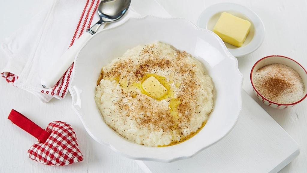 Ingredienser 10 dl grøtris 20 dl vann 5 l melk 5 ts salt Røresleiv, Kjele, litermål, teskje. 1. Kok opp grøtris og vann i en gryte, og la det koke i 10 minutter på middels varme til vannet er nesten kokt inn.