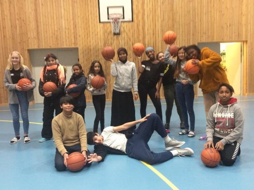 Vi har startet et eget skolelag i basket, og nå ønsker vi å invitere et par nærskoler til å komme å spille noen kamper en dag utover.