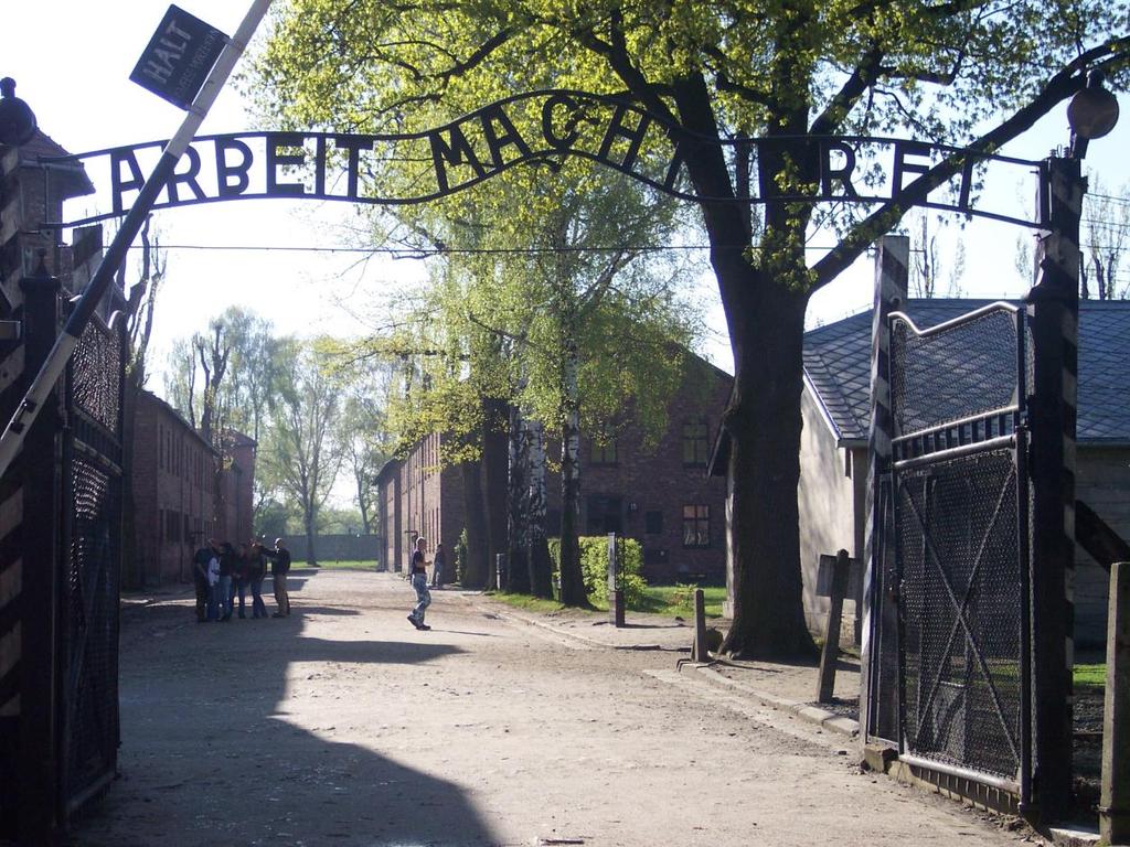 hotellet 08:00 Auschwitz I omvisning med lokalguide