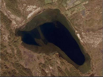 2 Områdebeskrivelse Storinnsjøen ligger 824 moh og har et areal på,7 km 2. Innsjøen er svært grunn med største kjente dyp på ca. 6, m omtrent midt i sjøen (se figur 2.1).
