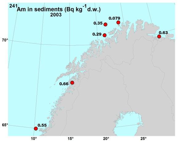 14 Aktivitetskonsentrasjonen av 241 Am (Bq/kg tørrvekt) i de to øverste centimetere i sedimentene. 1.2.4 Naturlige radioaktive stoffer Naturlige forekommende radioaktive stoffer omfatter blant annet radionuklider som tilhører uran- og thoriumseriene.