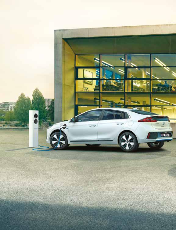 Én bil med tre elektriske drivlinjer IONIQ er den første bilen i verden som leveres med tre elektriske drivlinjer. Alle har den samme moderne designen og skreddersydde plattformen.