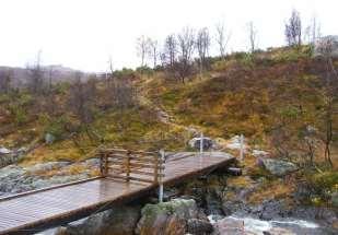 Figur 2: Bilder av broen oppstrøms Bjønntjønn i Kova vinteren og høsten 2002. Av brevet fra Grundtjen AS kan det virke som om regulanten slipper vann gjennom hele vinterhalvåret.