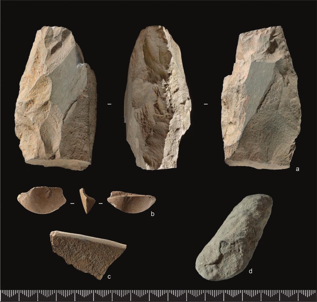14.2. gunnarsrød 2 367 Figur 14.2.6 Funn av bergart, (a) forarbeid til trinnøks, (b) eggfragment av trinnøks, (c) fragment av sandsteinskniv, (d) meisel. Foto: Ellen C. Holte, KHM. Figure 14.2.6. Stone finds, (a) pecked, round-butted stone-axe preform, (b) edge fragment of a pecked, round-butted axe, (c) fragment of a knife of sandstone, (d) chisel.
